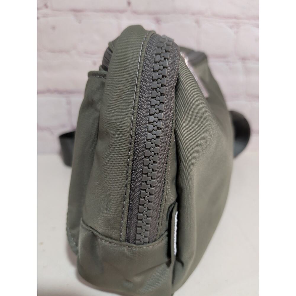 Lululemon 2L Everywhere Belt Bag Shiny Olive Army Green - Picture 4 of 12